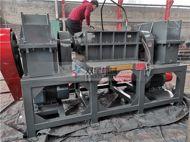 1000金屬桶撕碎機設備現(xiàn)場拍照