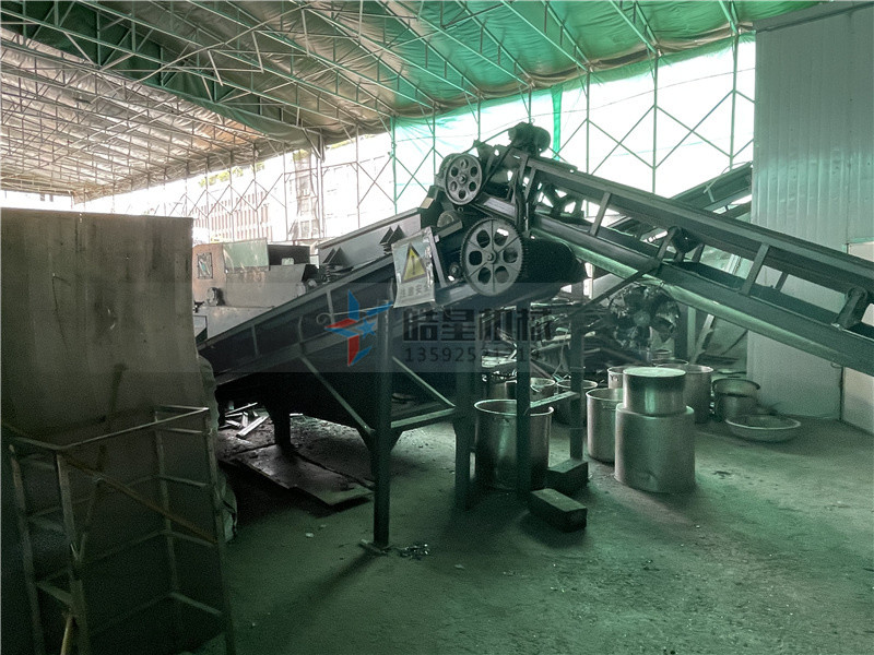 斷橋鋁破碎機(jī)<a href='http://www.lifuhuoban.cn/psxl/1279.html' target='_blank'><span>廢鋁破碎</span></a>分選現(xiàn)場(chǎng)