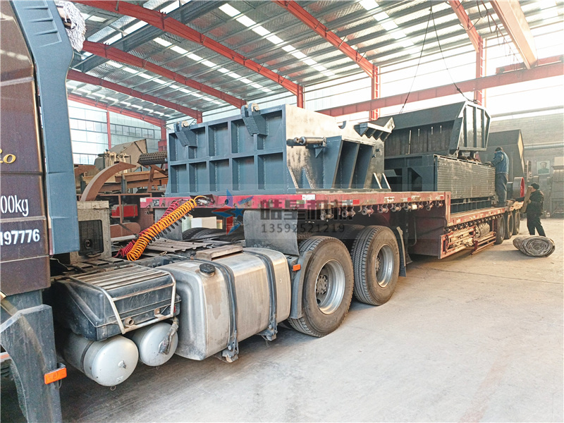 1800型<a href='http://www.lifuhuoban.cn' target='_blank'><span>鋁合金破碎機</span></a>設(shè)備裝車發(fā)貨