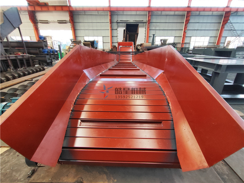 <a href='http://www.lifuhuoban.cn/psxl/1278.html' target='_blank'><span>斷橋鋁破碎</span></a>機(jī)配件鏈板輸送帶生產(chǎn)現(xiàn)場(chǎng)實(shí)拍